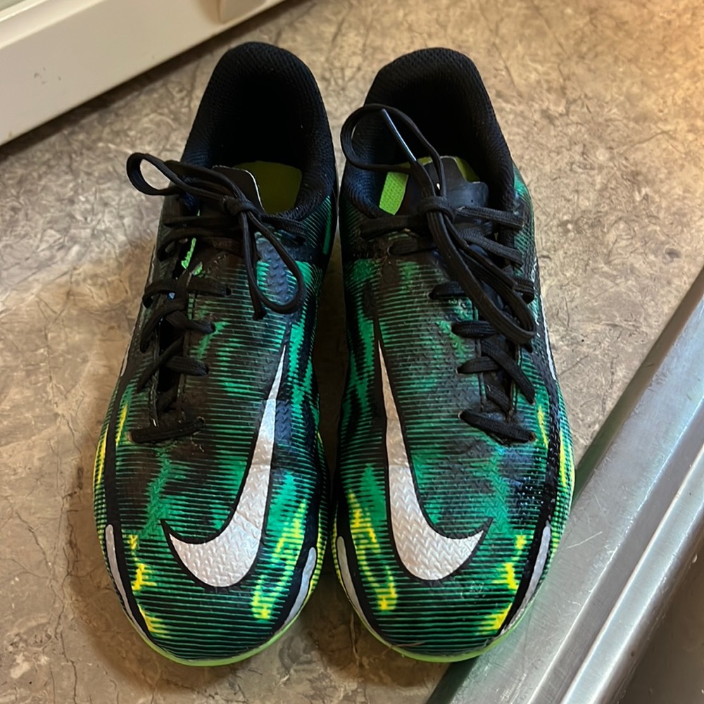 Kids soccer cleats size 1